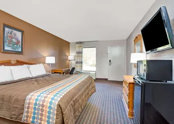 Days Inn by Wyndham Hernando hotel thumbnail 3