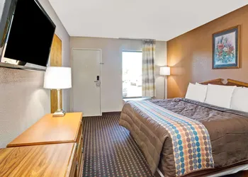 Days Inn by Wyndham Hernando hotel thumbnail 5