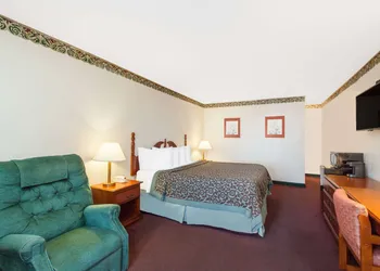 Days Inn by Wyndham Erick hotel thumbnail 4