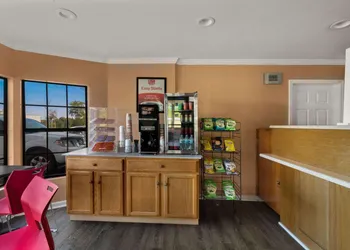 Econo Lodge Cornersville I-65 hotel thumbnail 2