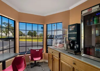 Econo Lodge Cornersville I-65 hotel thumbnail 3