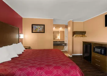 Econo Lodge Cornersville I-65 hotel thumbnail 7