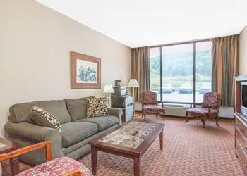 Days Inn by Wyndham Princeton hotel thumbnail 7