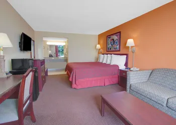 Days Inn by Wyndham Okemah hotel thumbnail 4