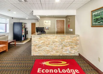 Econo Lodge Cadillac hotel thumbnail 2