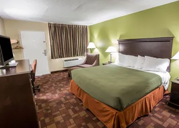 Econo Lodge Biltmore hotel thumbnail 5