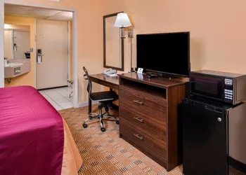 Americas Best Value Inn Ellsworth hotel thumbnail 7