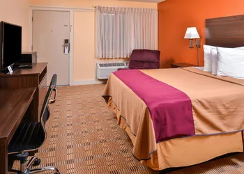 Americas Best Value Inn Ellsworth hotel thumbnail 8