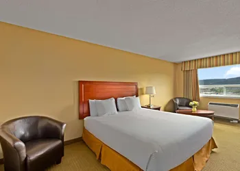 Coast Fraser Inn hotel thumbnail 8