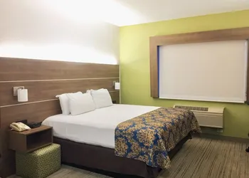 Holiday Inn Express & Suites Tulare by IHG hotel thumbnail 8
