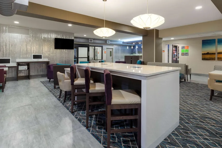 La Quinta Inn & Suites by Wyndham Wichita Airport hotel detail image 2