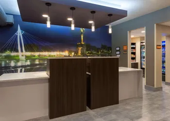 La Quinta Inn & Suites by Wyndham Wichita Airport hotel thumbnail 3