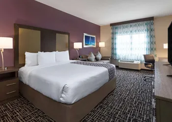 La Quinta Inn & Suites by Wyndham Wichita Airport hotel thumbnail 7