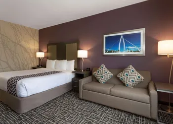 La Quinta Inn & Suites by Wyndham Wichita Airport hotel thumbnail 8