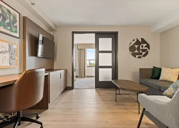 Holiday Inn Hotel & Suites London by IHG hotel thumbnail 4