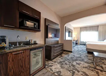DoubleTree by Hilton Denver International Airport hotel thumbnail 8