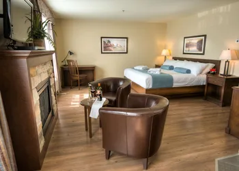 Days Inn by Wyndham Levis hotel thumbnail 6