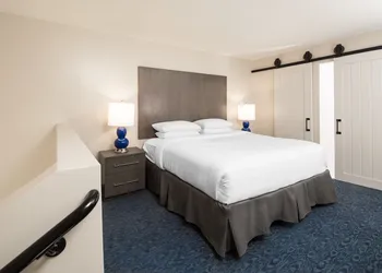 Hotel Renovo Des Moines Urbandale,Tapestry Collection Hilton hotel thumbnail 5