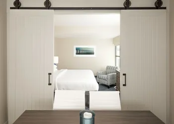 Hotel Renovo Des Moines Urbandale,Tapestry Collection Hilton hotel thumbnail 7