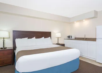 Days Inn & Suites by Wyndham Baxter Brainerd Area hotel thumbnail 7