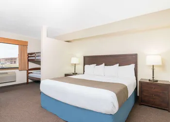 Days Inn & Suites by Wyndham Baxter Brainerd Area hotel thumbnail 8