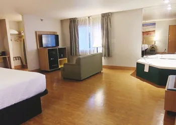 Days Inn by Wyndham Osage Beach Lake of the Ozarks hotel thumbnail 8