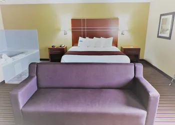Baymont by Wyndham Bowling Green hotel thumbnail 3