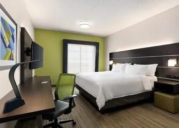 Holiday Inn Express & Suites Shawnee by IHG hotel thumbnail 5