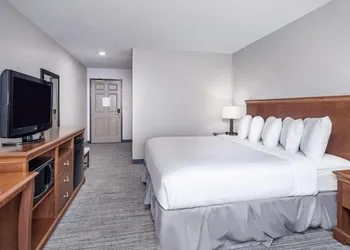 Country Inn & Suites by Radisson, Maumee - Toledo hotel thumbnail 4