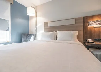 Holiday Inn Express Hotel & Suites St. Robert by IHG hotel thumbnail 2