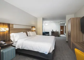 Holiday Inn Express Hotel & Suites St. Robert by IHG hotel thumbnail 8