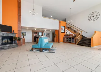 Howard Johnson Hotel & Suites by Wyndham Oacoma hotel thumbnail 2