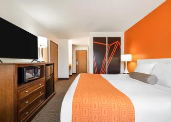 Howard Johnson Hotel & Suites by Wyndham Oacoma hotel thumbnail 4