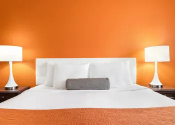 Howard Johnson Hotel & Suites by Wyndham Oacoma hotel thumbnail 6