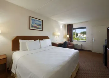 Super 8 by Wyndham North Palm Beach hotel thumbnail 7