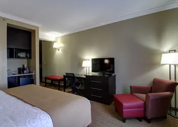 Best Western Plus Bowmanville hotel thumbnail 8