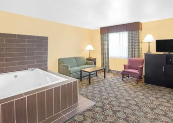 Baymont by Wyndham Holland hotel thumbnail 3