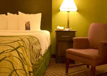 Baymont by Wyndham Holland hotel thumbnail 8