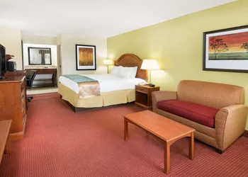 Baymont by Wyndham Orangeburg North hotel thumbnail 6
