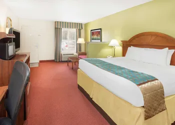 Baymont by Wyndham Orangeburg North hotel thumbnail 8