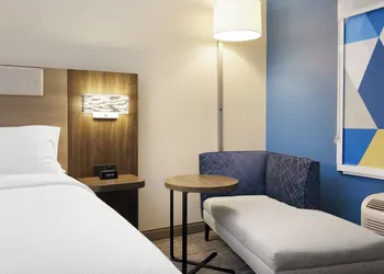 Holiday Inn Express Hyannis Cape Cod by IHG hotel thumbnail 3