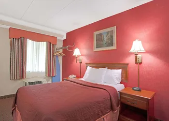 Travelodge by Wyndham Parsippany hotel thumbnail 6