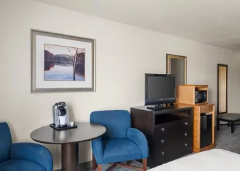 Holiday Inn Express & Suites New Buffalo by IHG hotel thumbnail 7