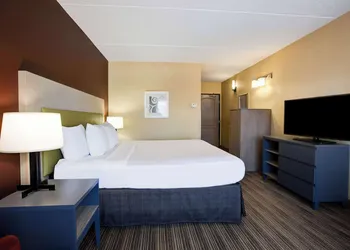 Comfort Inn & Suites St. Paul Northeast hotel thumbnail 8