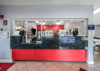 Econo Lodge Inn & Suites Huntsville University Area hotel thumbnail 2