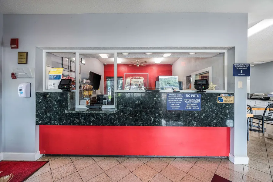 Econo Lodge Inn & Suites Huntsville University Area hotel detail image 2