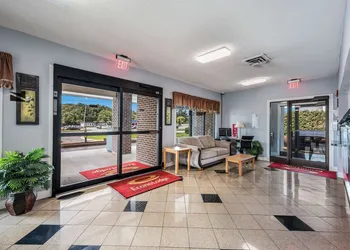 Econo Lodge Inn & Suites Huntsville University Area hotel thumbnail 4