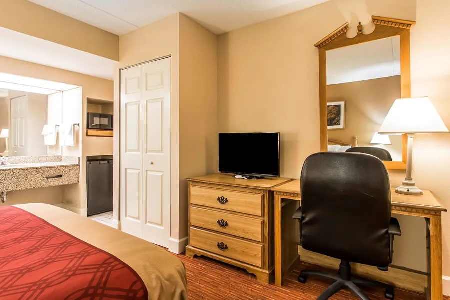 Econo Lodge Inn & Suites Huntsville University Area hotel detail image 6