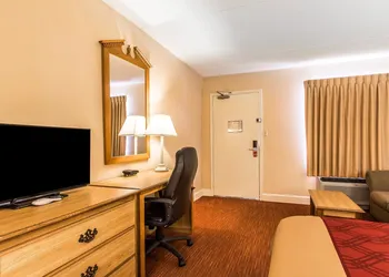 Econo Lodge Inn & Suites Huntsville University Area hotel thumbnail 7