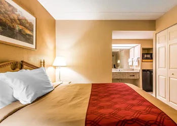 Econo Lodge Inn & Suites Huntsville University Area hotel thumbnail 8